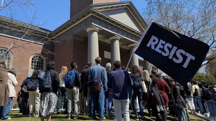 Studenten, Dozenten und Mitglieder der Harvard-Universität versammeln sich zu einem Protest in Cambridge © picture alliance/dpa/AP
