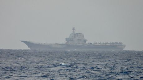 Ein vom taiwanischen Verteidigungsministerium zur Verfügung gestelltes Foto zeigt den Flugzeugträger "Shandong" der Marine der chinesischen Volksbefreiungsarmee, aufgenommen vom taiwanischen Kriegsschiff "Tian Dan" aus © Uncredited/Ministry Of National Defense Taiwan/dpa