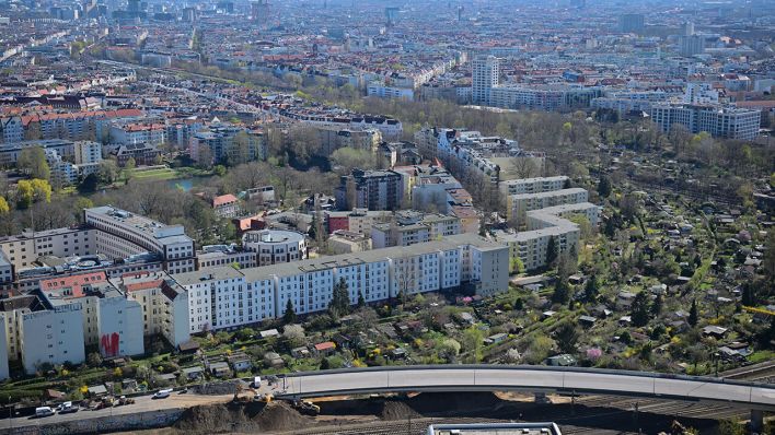 Blick vom Funkturm auf die Abrissarbeiten der maroden Ringbahnbrücke der A100 © Sebastian Gollnow/dpa
