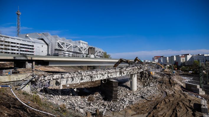 Abbrucharbeiten an der Ringbahnbrücke mit Abbruchzangen und Hydraulikhammern © Christoph Soeder/dpa