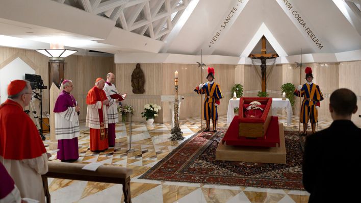 Der Leichnam von Papst Franziskus ist in seiner Privatkapelle im Vatikan aufgebahrt © Vatican Media/Vatican Media/AP/dpa