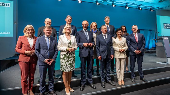 CDU-Chef Friedrich Merz mit seinen designierten Kabinettsmitgliedern für die angestrebte schwarz-rote Regierung © Michael Kappeler/dpa