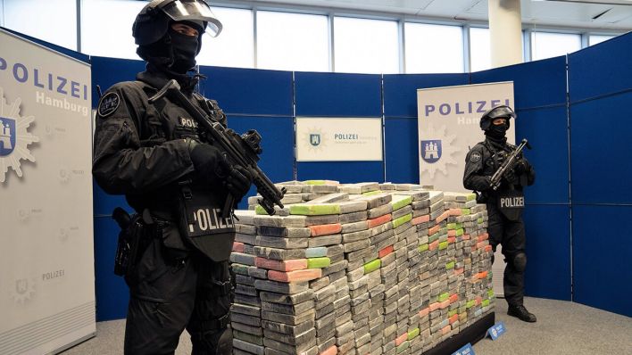 Die Hamburger Polizei präsentiert einen 1000 Kilogramm Kokainfund (2018) mit einem Straßenverkaufspreis in Höhe von 150 Millionen Euro © imago/Chris Emil Janßen