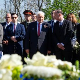 Sergej J. Netschajew (M), russischer Botschafter in Deutschland, Friedemann Hanke (2.v.r), stellvertretender Landrat von Märkisch-Oderland, und Robert Nitz (r), parteiloser Bürgermeister von Seelow, stehen während einer Gedenkveranstaltung zum 80. Jahrestag der Schlacht um die Seelower Höhen am Ehrenmal © dpa/Soeren Stache