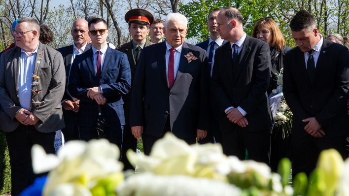 Sergej J. Netschajew (M), russischer Botschafter in Deutschland, Friedemann Hanke (2.v.r), stellvertretender Landrat von Märkisch-Oderland, und Robert Nitz (r), parteiloser Bürgermeister von Seelow, stehen während einer Gedenkveranstaltung zum 80. Jahrestag der Schlacht um die Seelower Höhen am Ehrenmal © dpa/Soeren Stache