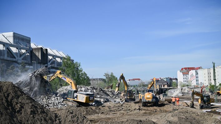 Abrissarbeiten am 16.04.2025 auf der Baustelle an der maroden A-100 Ringbahnbrücke © dpa/Sebastian Gollnow