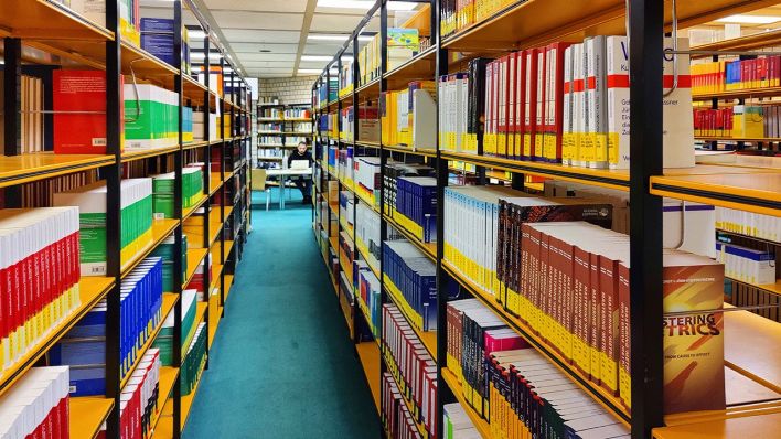 Ein Student arbeitet in einer Universitätsbibliothek (Symbolbild) © imago images/blickwinkel