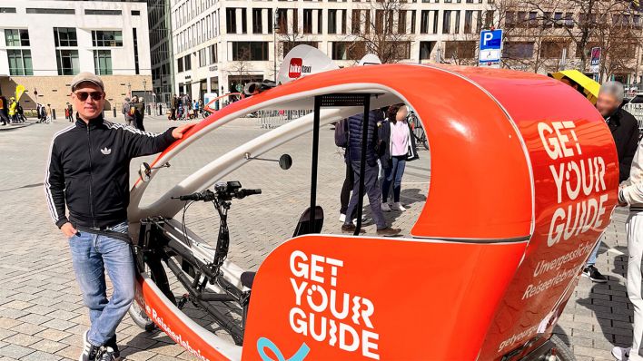 Timo mit seinem Fahrradtaxi auf dem Pariser Platz in Berlin © radioeins/Simon Brauer