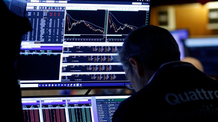 Ein Börsenhändler sitzt vor Monitoren an der New Yorker Börse © imago images/UPI Photo ©