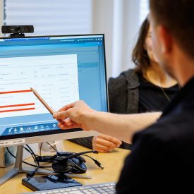 Ein Hausarzt lädt in seiner Praxis Dokumente in eine elektronische Patientenakte "ePA" © dpa/Daniel Karmann
