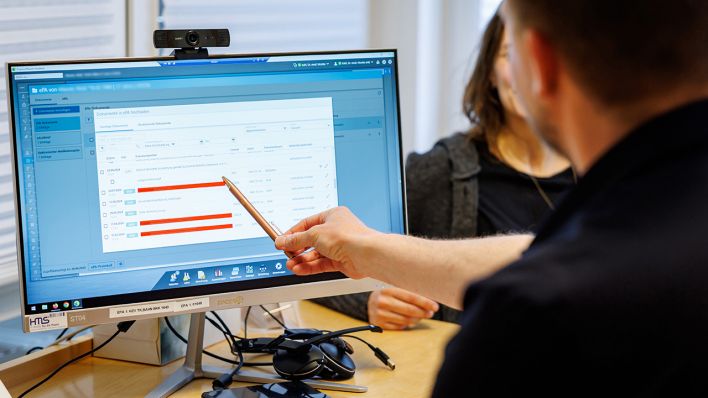 Ein Hausarzt lädt in seiner Praxis Dokumente in eine elektronische Patientenakte "ePA" © dpa/Daniel Karmann
