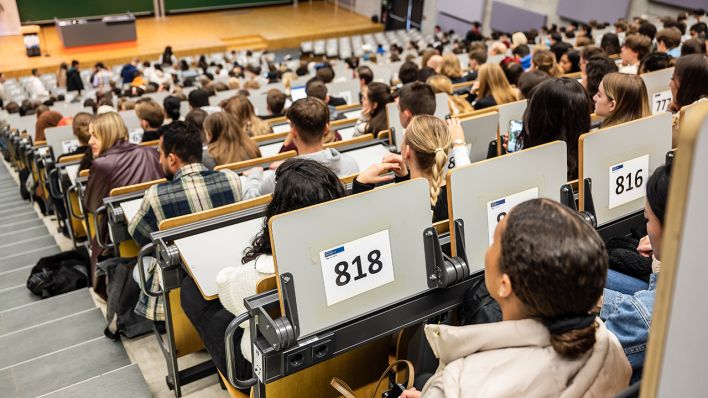 Erstsemester nehmen an einer Vorlesung teil (Symbolbild) © imago images/Funke Foto Services