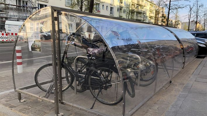 Mehrere Fahrräder stehen in einer sogenannten Fahrradgarage in Berlin © radioeins/Henrik Barth