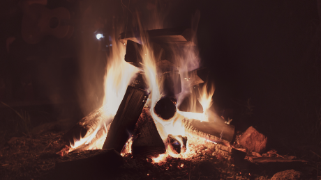 Lagerfeuer © IMAGO / Wirestock