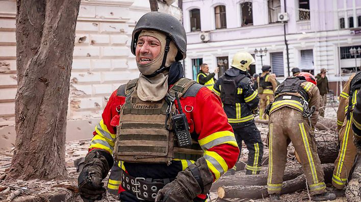 Ukrainische Rettungskräfte am Ort des Raketeneinschlags in Sumy © IMAGO / UPI Photo