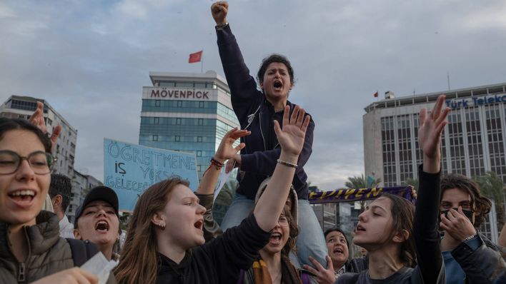 Schülerinnen und Schüler protestieren am 14.04.2025 in Izmir © imago images/ZUMA Press Wire