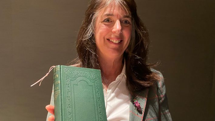 Sarah Darwin mit Erstausgabe von Ursprung der Arten" © Julia Vismann Sarah Darwin mit Erstausgabe von Ursprung der Arten" © Julia Vismann