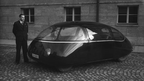 Dr. Michael Hansen, der Vorgesetzte Karl Schlörs, der den AVA-Versuchswagen entwickelte, steht neben dem Schlörwagen Der Wagen wurde aufgrund seiner Form auch "Göttinger Ei" genannt. © Archiv DLR