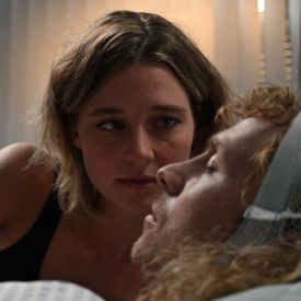 Filmstill "Sterben für Beginner" von Christian Klandt: Die schwangere Karla (Svenja Jung) wacht an Alex' (Max Hubacher) Seite © ZDF und PaW/Hardy Spitz