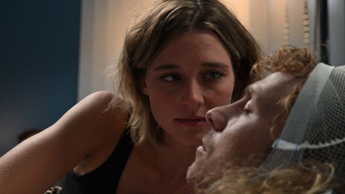 Filmstill "Sterben für Beginner" von Christian Klandt: Die schwangere Karla (Svenja Jung) wacht an Alex' (Max Hubacher) Seite © ZDF und PaW/Hardy Spitz