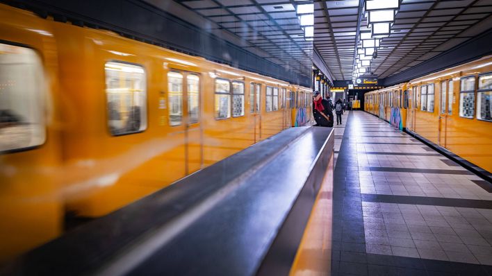 Eine U-Bahn der Linie U8 steht am Bahnhof Paracelsusbad © imago images/Jürgen Ritter