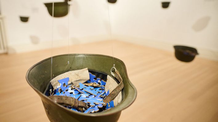 Bei dem Kunstwerk "Helmets - Peaces of Sky" von Yoko Ono werden Besucher im Gropius Bau aufgefordert: "Nimm dir ein Stück des Himmels. Sei dir bewusst, dass wir alle Teil von einander sind" © dpa/Annette Riedl
