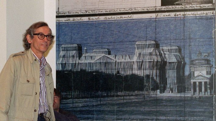 Der amerikanische Künstler Christo neben einer Zeichnung des verhüllten Berliner Reichstages © picture-alliance / dpa | Nicole Maskus