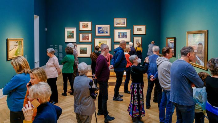 Besucher im Museum Barberini in Potsdam © IMAGO/Eberhard Thonfeld