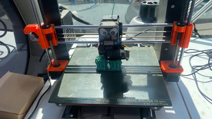 Ein Wackelkopf wird im 3D-Drucker im Fabmobil gedruckt © radioeins/Julia Vismann
