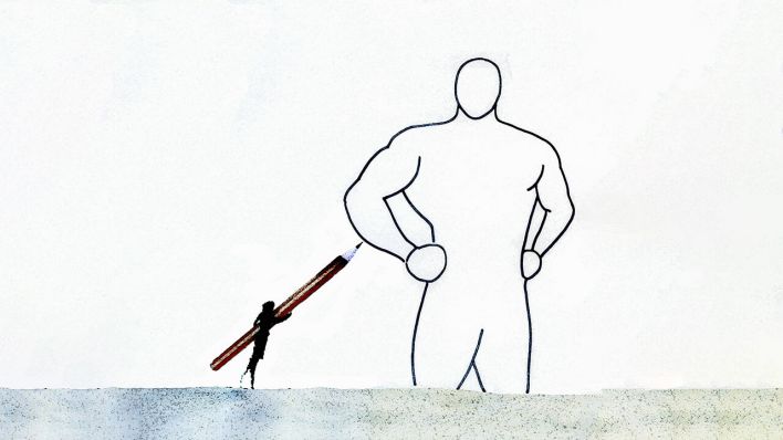 Eine Frau zeichnet den Umriss eines starken Mannes mit einem Bleistift © imago/Ikon Images