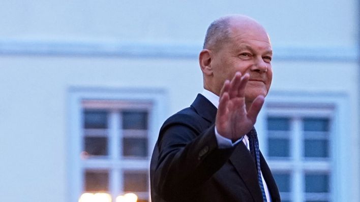 Bundeskanzler Olaf Scholz (SPD) verlässt winkend das Schloss Bellevue © Michael Kappeler/dpa