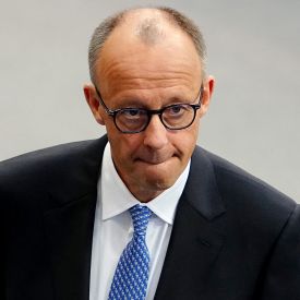Der designierte Bundeskanzler Friedrich Merz (CDU) steht im Bundestag bei der Kanzlerwahl © Kay Nietfeld/dpa