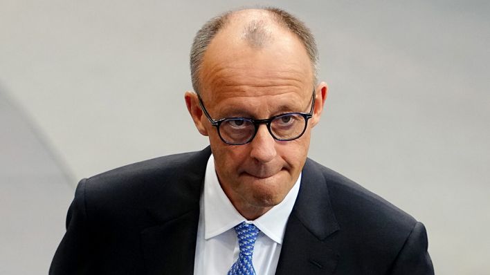 Der designierte Bundeskanzler Friedrich Merz (CDU) steht im Bundestag bei der Kanzlerwahl © Kay Nietfeld/dpa