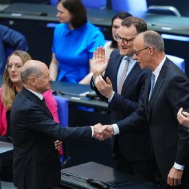 Friedrich Merz ist im zweiten Anlauf im Bundestag zum zehnten Kanzler der Bundesrepublik Deutschland gewählt worden. Der geschäftsführende Bundeskanzler Olaf Scholz (SPD) schüttelt ihm die Hand © Kay Nietfeld/dpa
