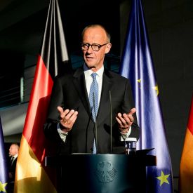 Der neue Bundeskanzler Friedrich Merz (CDU) während der Amtsübergabe im Kanzleramt © AP Photo/Ebrahim Noroozi