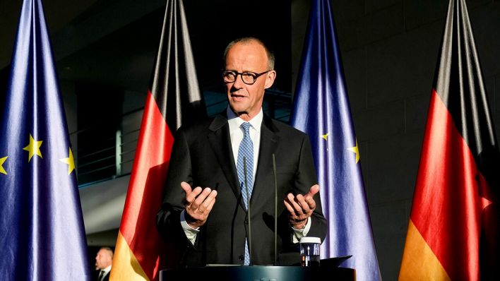 Der neue Bundeskanzler Friedrich Merz (CDU) während der Amtsübergabe im Kanzleramt © AP Photo/Ebrahim Noroozi