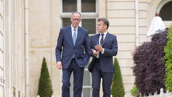 Der französische Präsident Emmanuel Macron (re.) macht einen Spaziergang mit Bundeskanzler Friedrich Merz (CDU) in Paris © Michael Kappeler/dpa