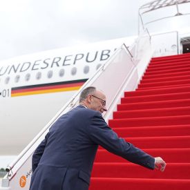 Bundeskanzler Friedrich Merz besteigt den Regierungsflieger © Michael Kappeler/dpa