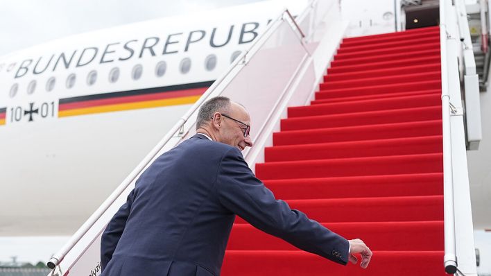 Bundeskanzler Friedrich Merz besteigt den Regierungsflieger © Michael Kappeler/dpa