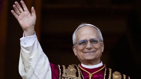 Der neu gewählte Papst Leo XIV., der US-Amerikaner Robert Prevost, erscheint nach dem Konklave auf dem Balkon des Petersdoms im Vatikan © Oliver Weiken/dpa