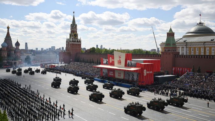Fahrzeuge der russischen Armee rollen während der Militärparade zum Tag des Sieges bei den Feierlichkeiten zum 80. Jahrestag des Sieges der Sowjetunion über Nazi-Deutschland im Zweiten Weltkrieg © Vladimir Astapkovich/Photo host agency RIA Novosti/AP/dpa