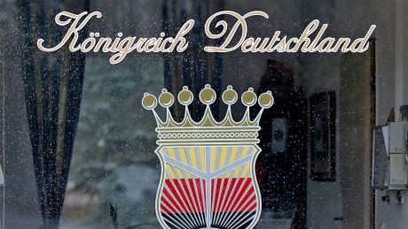 Das Logo des "Königreich Deutschland" prangt am Fenster eines Pförtnerhauses © Jan Woitas/dpa-Zentralbild/dpa
