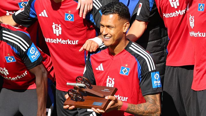 Als der HSV den Aufstieg in die erste Bundesliga perfekt machte, jubelte HSV-Spieler Davie Selke nach dem Abpfiff mit einem Shirt, auf dem in großen Lettern "Jesus is King" (Jesus ist König) stand © Daniel Karmann/dpa