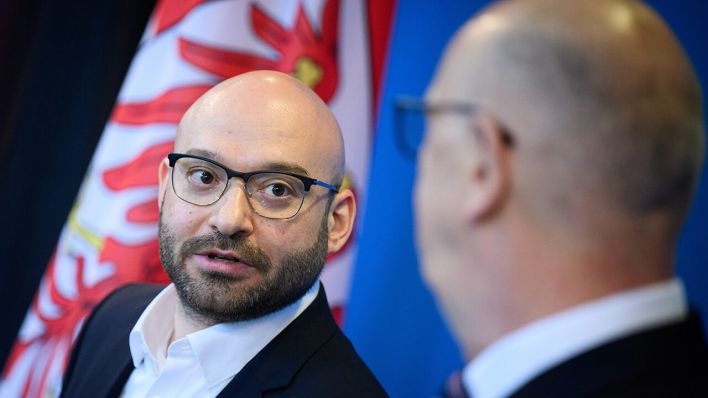 Dietmar Woidke (re., SPD), Ministerpräsident von Brandenburg, stellt in der Brandenburger Staatskanzlei René Wilke (parteilos) als neuen Innenminister von Brandenburg vor © Bernd von Jutrczenka/dpa