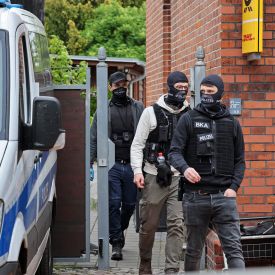 Die Polizei und das BKA durchsucht Räume im Gebäude "Altes Postamt" in Neubukow, Mecklenburg-Vorpommern © Bernd Wüstneck/dpa