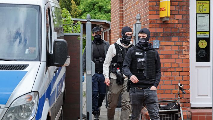 Die Polizei und das BKA durchsucht Räume im Gebäude "Altes Postamt" in Neubukow, Mecklenburg-Vorpommern © Bernd Wüstneck/dpa