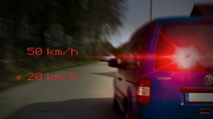 Geblitzt: Geschwindigkeitskontrolle aus einem Auto heraus © IMAGO / Bihlmayerfotografie