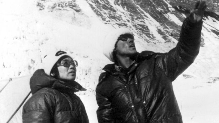 Junko Tabei und Sherpa Ang Tsering 1975 im Himalaya-Gebirge. Wenige Wochen später erreichten sie den Gipfel des Mount Everest © IMAGO / TT