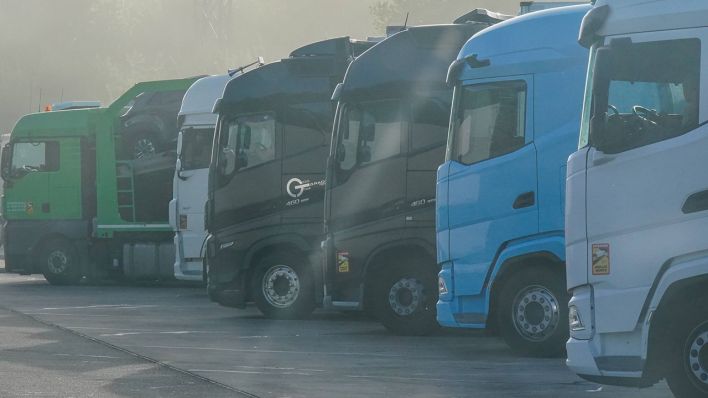 LKW parken auf einem Autobahnrastplatz © IMAGO / Steinsiek.ch