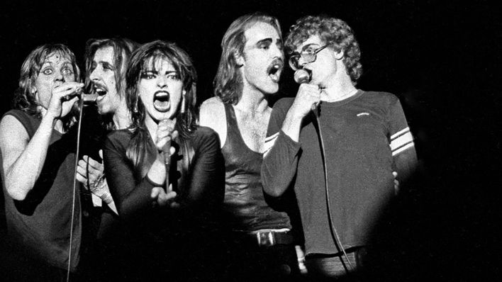 Nina Hagen mit Band unter anderem mit Reinhold Heil (re.)